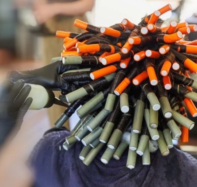 Lockenbehandlung und Wickeltechnik im Haarstudio NewStyle